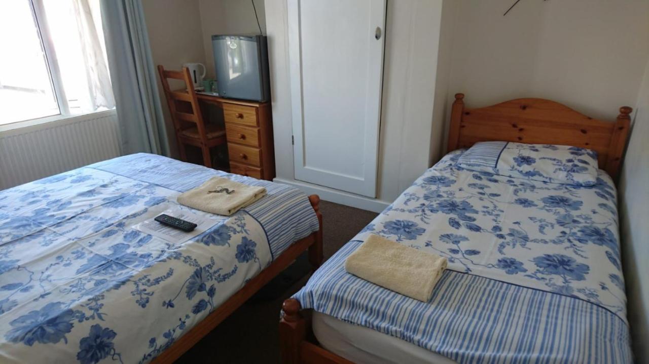 Room In Guest Room - Comfortable Family Room With Tv, Free Fast Wifi, Sleeps 4 With 1 Bunk Bed Hayes  Exterior photo