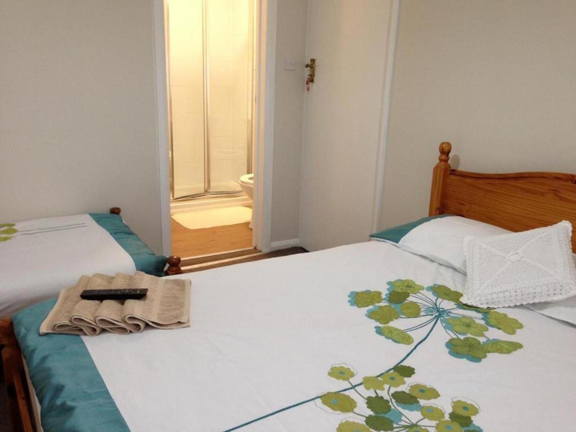 Room In Guest Room - Comfortable Family Room With Tv, Free Fast Wifi, Sleeps 4 With 1 Bunk Bed Hayes  Exterior photo