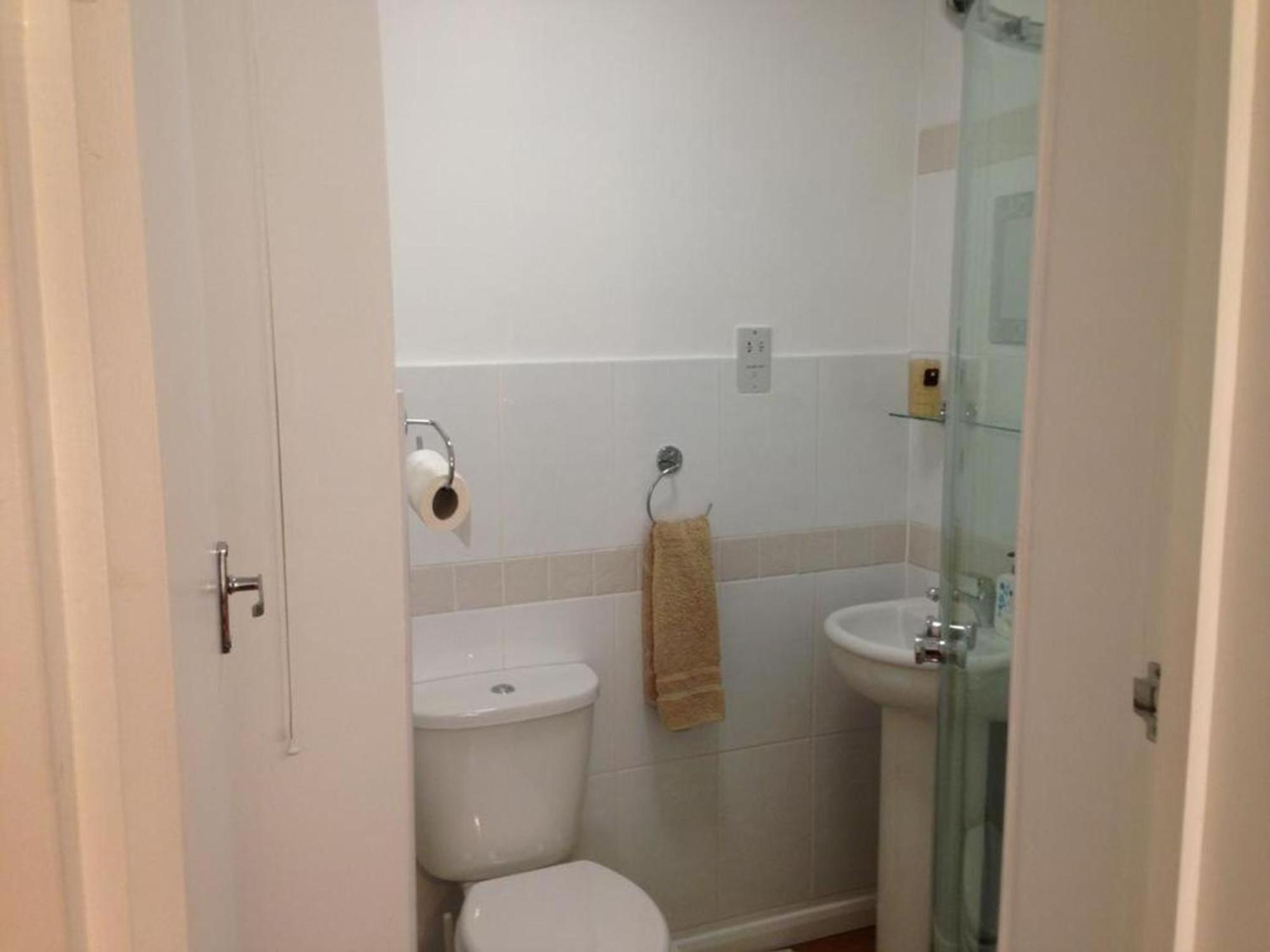 Room In Guest Room - Comfortable Family Room With Tv, Free Fast Wifi, Sleeps 4 With 1 Bunk Bed Hayes  Exterior photo